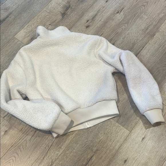 ALO Yoga Cream Teddy Jacket Plush Cropped Design Women’s Size Small - Picture 6 of 6